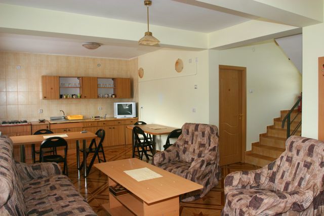 Vila cu 13 camere de vanzare in Valcea, Voineasa