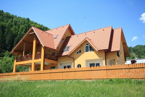 Vila cu 13 camere de vanzare in Valcea, Voineasa